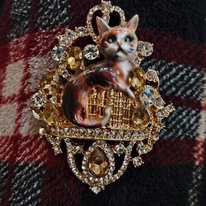 Elegant Gold and Brown Cat Brooch